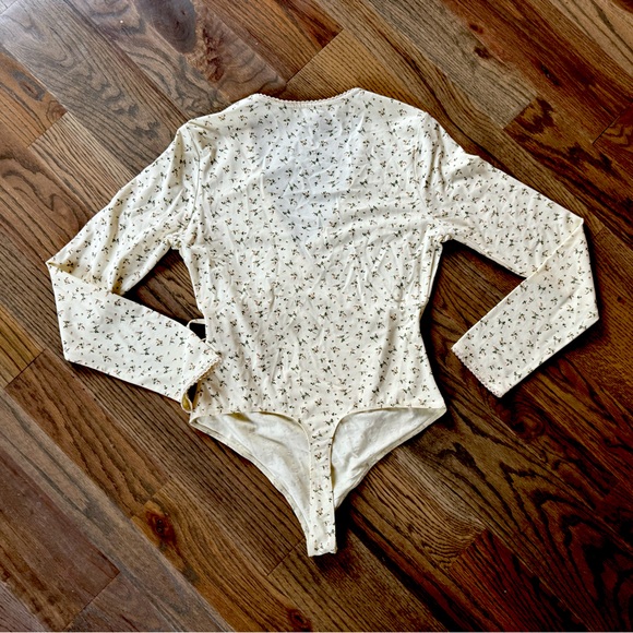 Le Lis | New With Tags Dainty Floral Surplice Bodysuit Soft Yellow - Picture 4 of 5